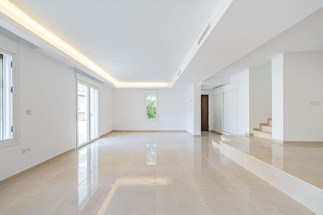 3 soverom Kjedet enebolig til salgs i Marbella med svømmebasseng garasje - € 699 000 (Ref: 9966326)