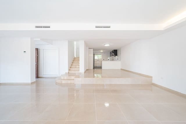 3 soverom Kjedet enebolig til salgs i Marbella med svømmebasseng garasje - € 699 000 (Ref: 9966326)