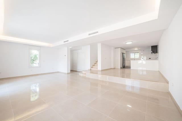 3 soverom Kjedet enebolig til salgs i Marbella med svømmebasseng garasje - € 699 000 (Ref: 9966326)