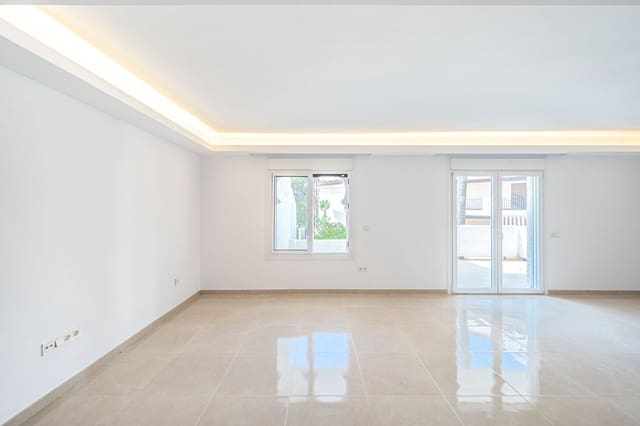 3 soverom Kjedet enebolig til salgs i Marbella med svømmebasseng garasje - € 699 000 (Ref: 9966326)