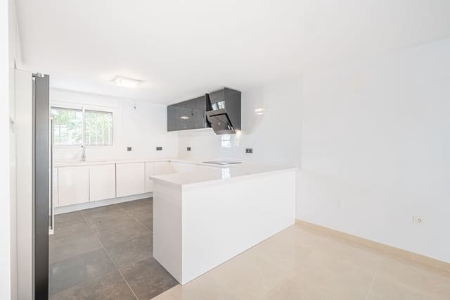 3 soverom Kjedet enebolig til salgs i Marbella med svømmebasseng garasje - € 699 000 (Ref: 9966326)