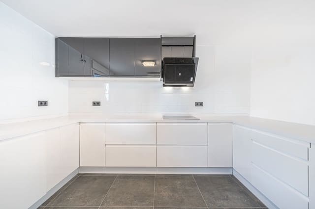 3 soverom Kjedet enebolig til salgs i Marbella med svømmebasseng garasje - € 699 000 (Ref: 9966326)
