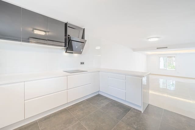 3 soverom Kjedet enebolig til salgs i Marbella med svømmebasseng garasje - € 699 000 (Ref: 9966326)