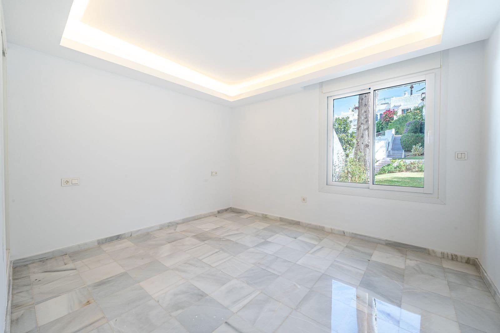 3 sovrum Semi-fristående Villa till salu i Marbella med pool garage - 699 000 € (Ref: 9966326)
