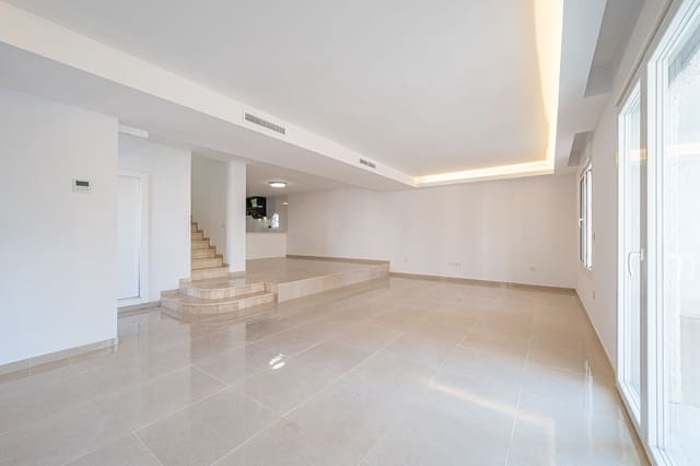 3 soverom Kjedet enebolig til salgs i Marbella med svømmebasseng garasje - € 699 000 (Ref: 9966326)