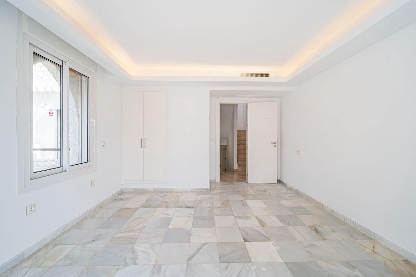 3 sovrum Semi-fristående Villa till salu i Marbella med pool garage - 699 000 € (Ref: 9966326)