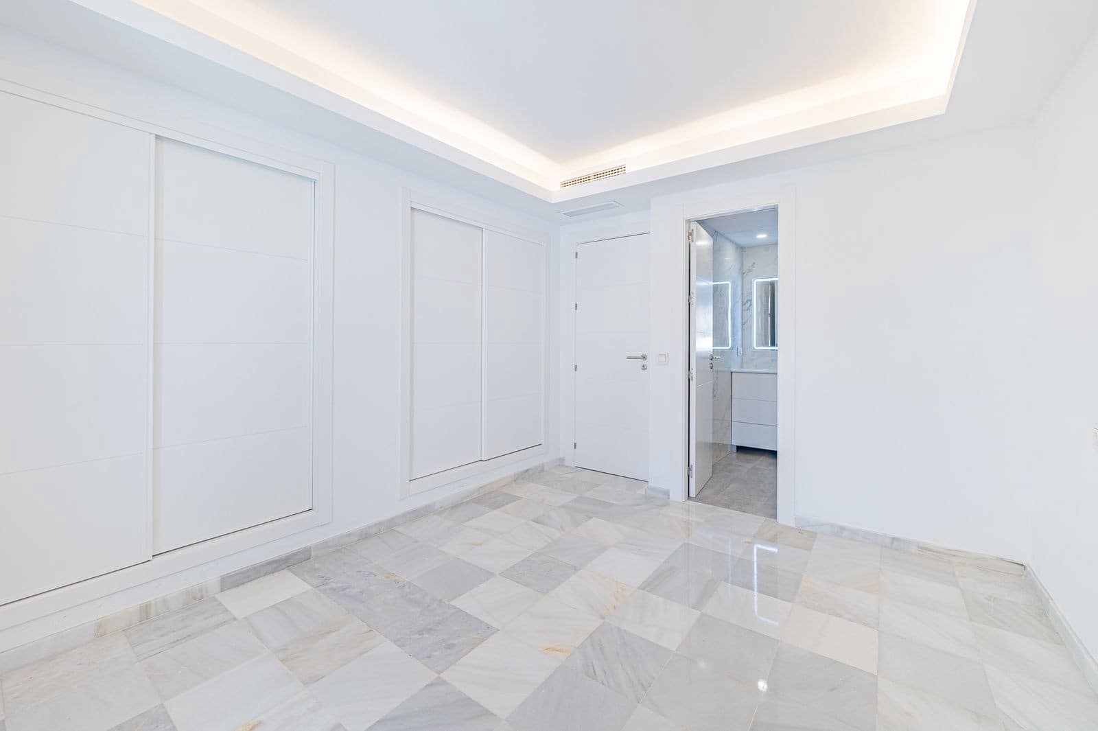 3 sovrum Semi-fristående Villa till salu i Marbella med pool garage - 699 000 € (Ref: 9966326)
