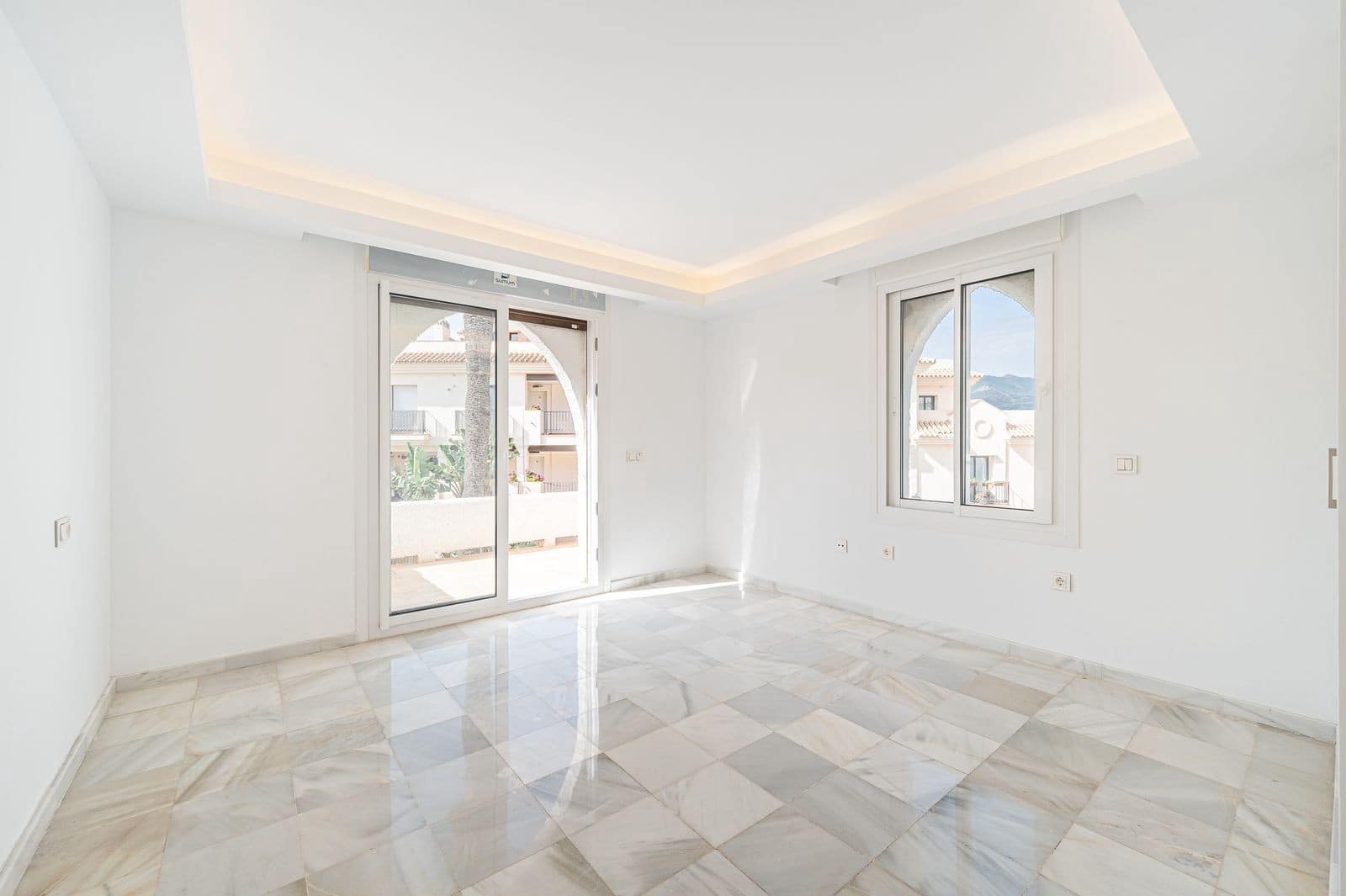 3 sovrum Semi-fristående Villa till salu i Marbella med pool garage - 699 000 € (Ref: 9966326)