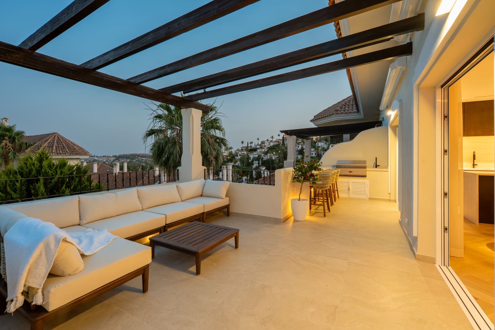 3 soverom Penthouse til salgs i Nueva Andalucia med svømmebasseng garasje - € 1 695 000 (Ref: 9970298)