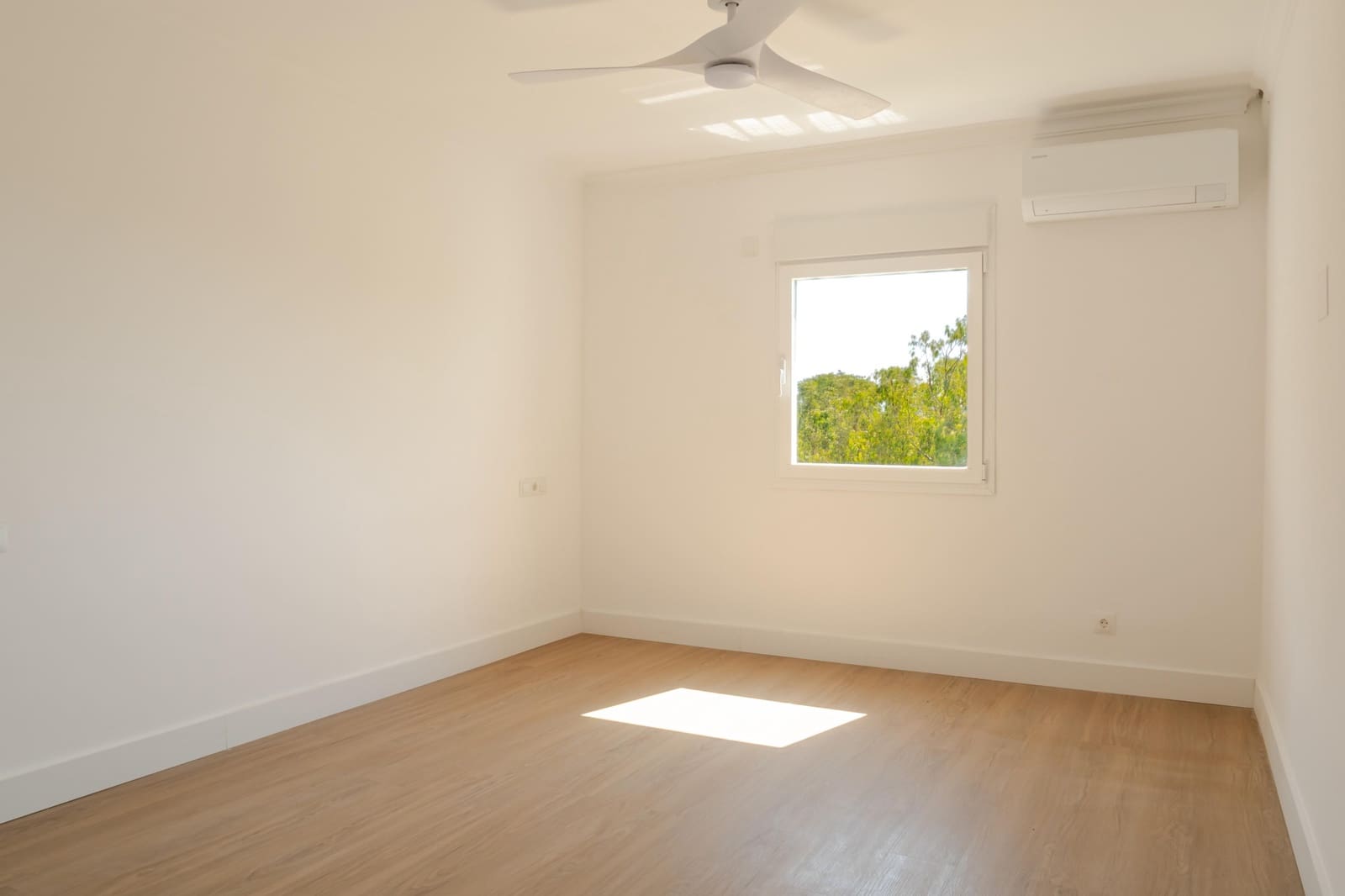 2 soveværelse Lejlighed til salg i Estepona med swimmingpool garage - € 375.000 (Ref: 9975000)