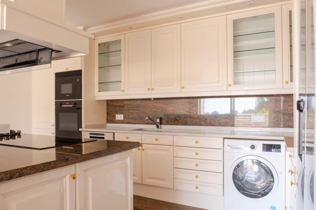2 bedroom Apartment for sale in Estepona with pool garage - € 375,000 (Ref: 9975000)