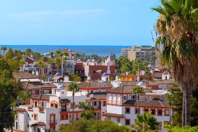 2 bedroom Apartment for sale in Estepona with pool garage - € 375,000 (Ref: 9975000)