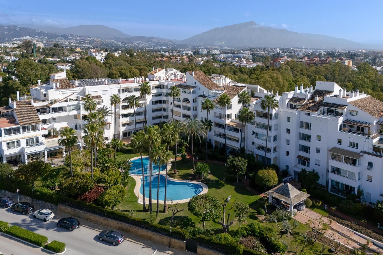 2 soveværelse Lejlighed til salg i Estepona med swimmingpool garage - € 375.000 (Ref: 9975000)