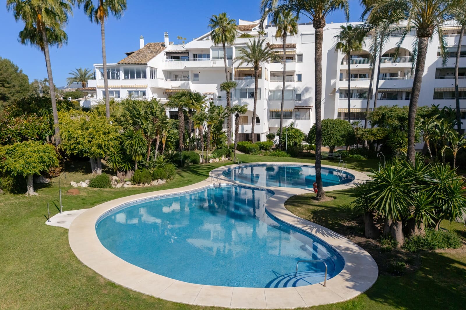 2 soveværelse Lejlighed til salg i Estepona med swimmingpool garage - € 375.000 (Ref: 9975000)