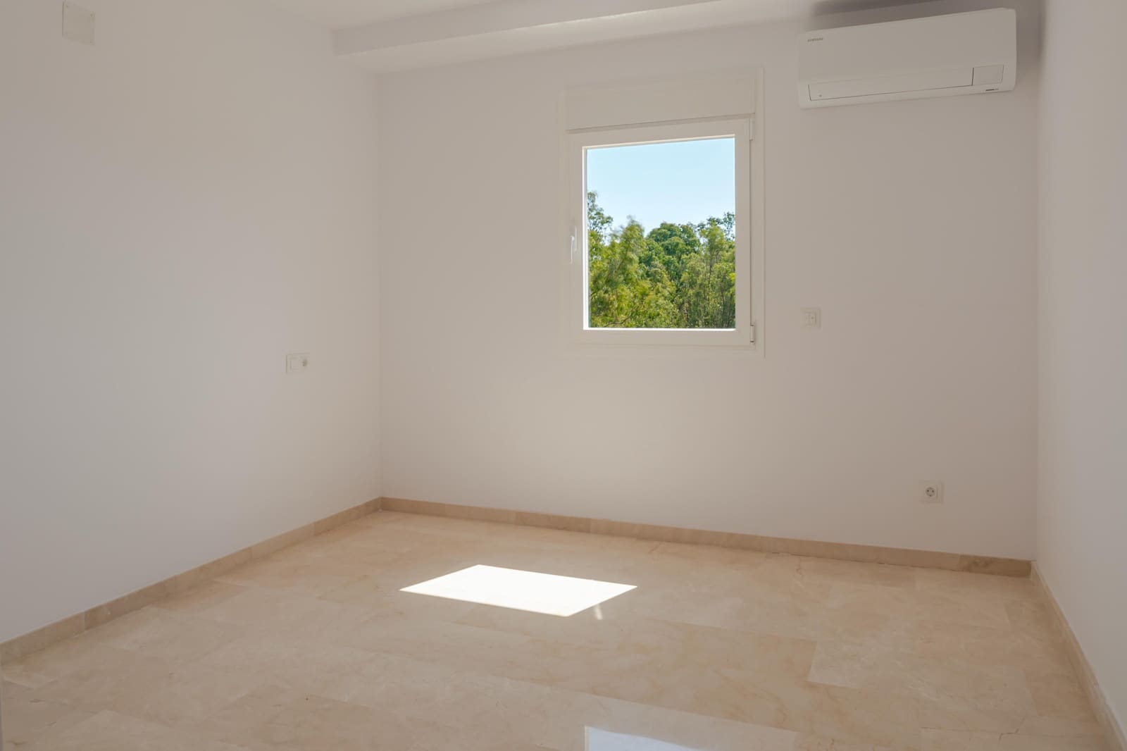 3 sypialnia Apartament na sprzedaż w Estepona z basenem garażem - 699 000 € (Ref: 9976916)