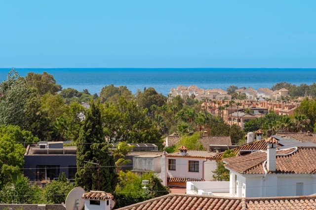 3 bedroom Apartment for sale in Estepona with pool garage - € 699,000 (Ref: 9976916)