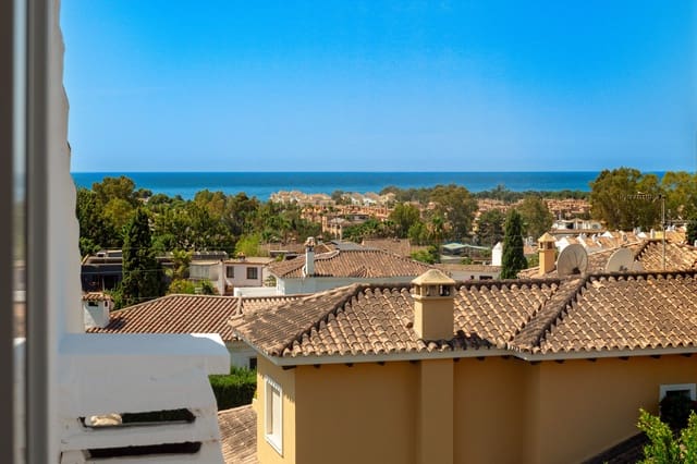 3 bedroom Apartment for sale in Estepona with pool garage - € 699,000 (Ref: 9976916)