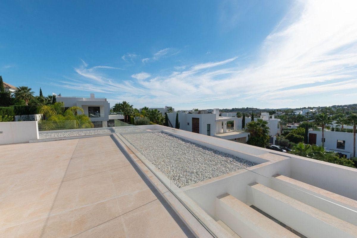 6 soverom Villa til salgs i Nueva Andalucia med svømmebasseng garasje - € 3 395 000 (Ref: 9976918)