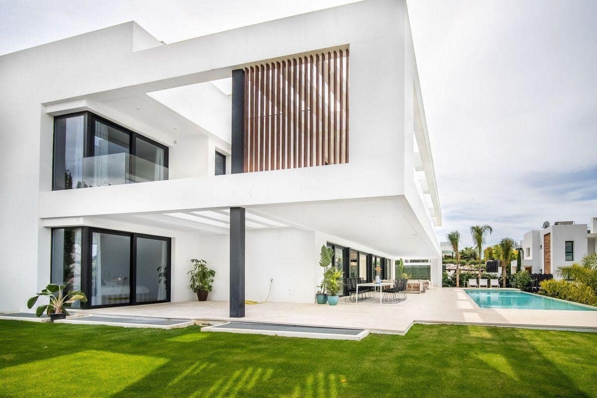 6 soverom Villa til salgs i Nueva Andalucia med svømmebasseng garasje - € 3 395 000 (Ref: 9976918)