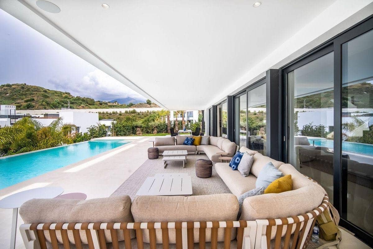 6 soverom Villa til salgs i Nueva Andalucia med svømmebasseng garasje - € 3 395 000 (Ref: 9976918)
