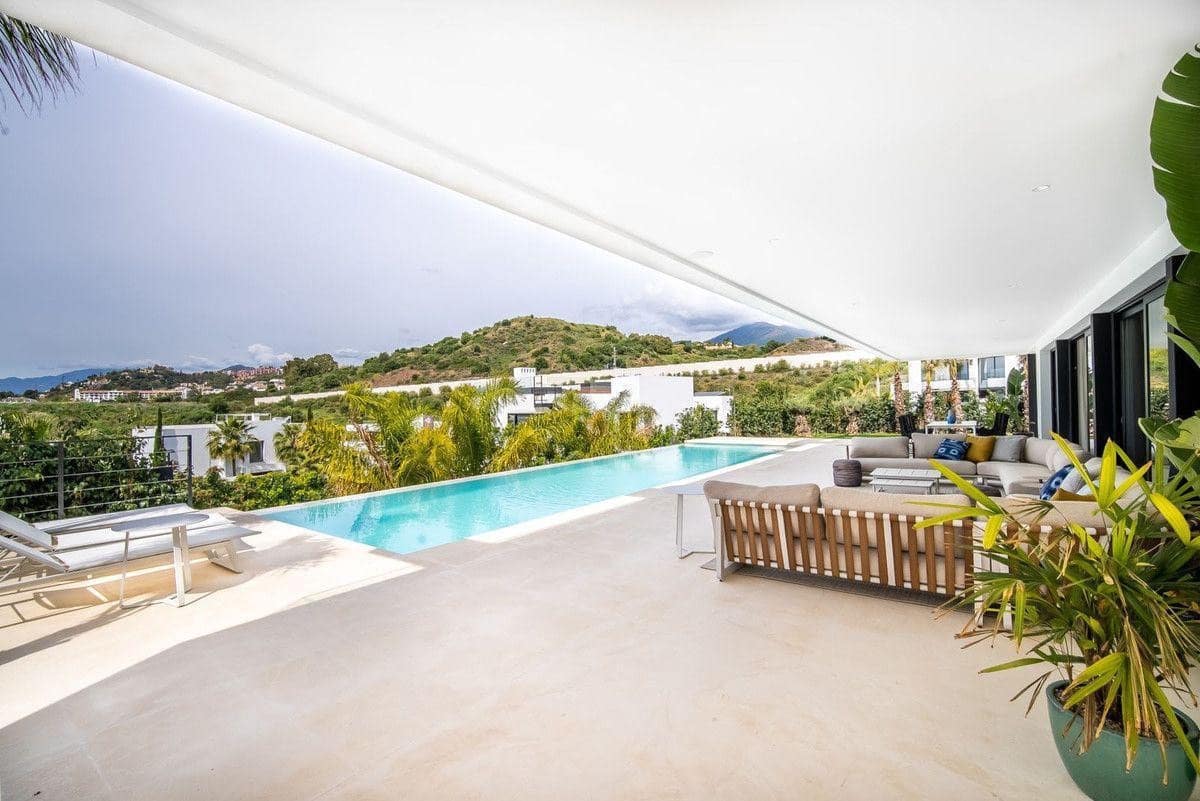 6 soverom Villa til salgs i Nueva Andalucia med svømmebasseng garasje - € 3 395 000 (Ref: 9976918)