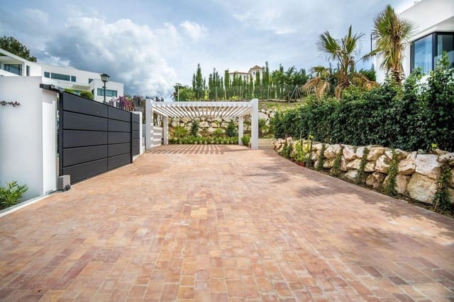 6 soverom Villa til salgs i Nueva Andalucia, Marbella med svømmebasseng garasje - € 3 395 000 (Ref: 9976918)