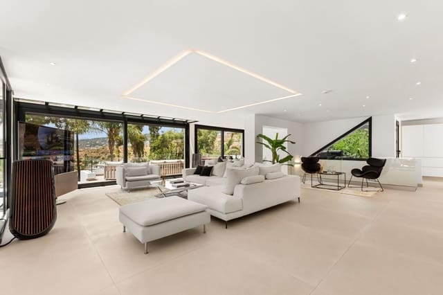 4 bedroom Villa for sale in Nueva Andalucia, Marbella with pool garage - € 4,595,000 (Ref: 9976919)