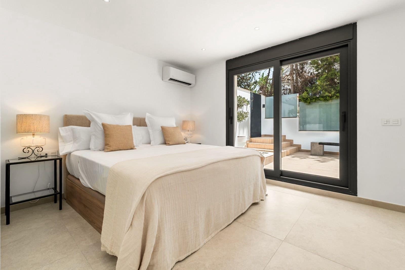 Chalet de 4 habitaciones en Nueva Andalucia en venta con piscina garaje - 4.595.000 € (Ref: 9976919)