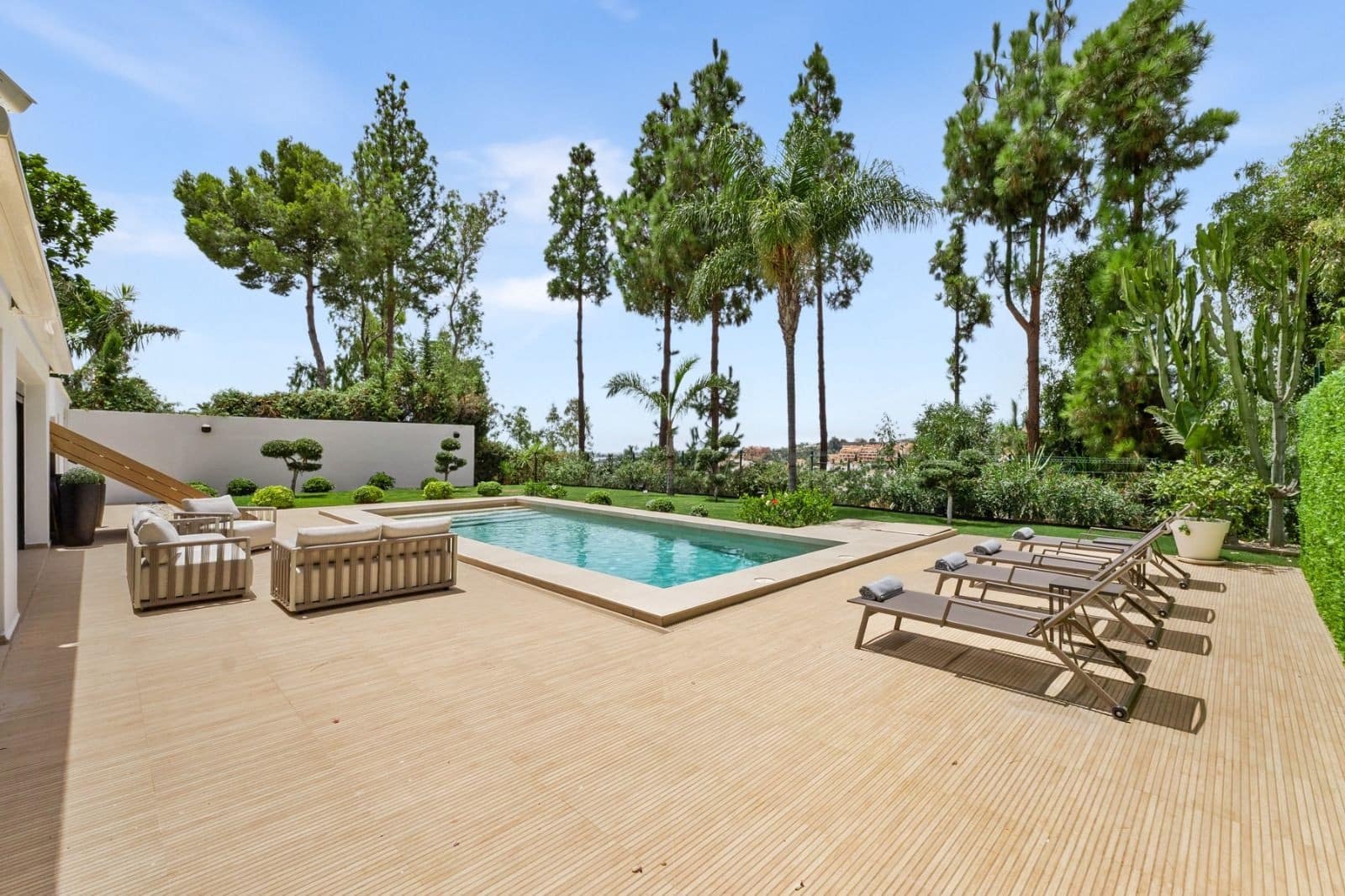Chalet de 4 habitaciones en Nueva Andalucia en venta con piscina garaje - 4.595.000 € (Ref: 9976919)