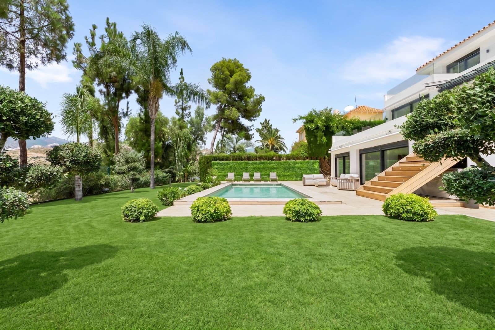 Chalet de 4 habitaciones en Nueva Andalucia en venta con piscina garaje - 4.595.000 € (Ref: 9976919)