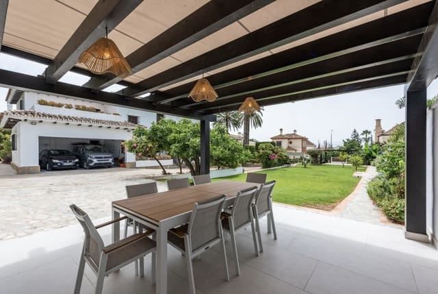 4 soveværelse Villa til salg i San Pedro de Alcantara, Marbella med swimmingpool garage - € 2.495.000 (Ref: 9983013)