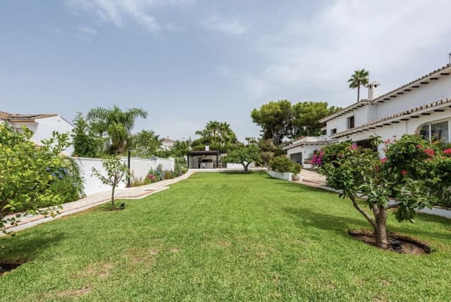 4 soveværelse Villa til salg i San Pedro de Alcantara, Marbella med swimmingpool garage - € 2.495.000 (Ref: 9983013)