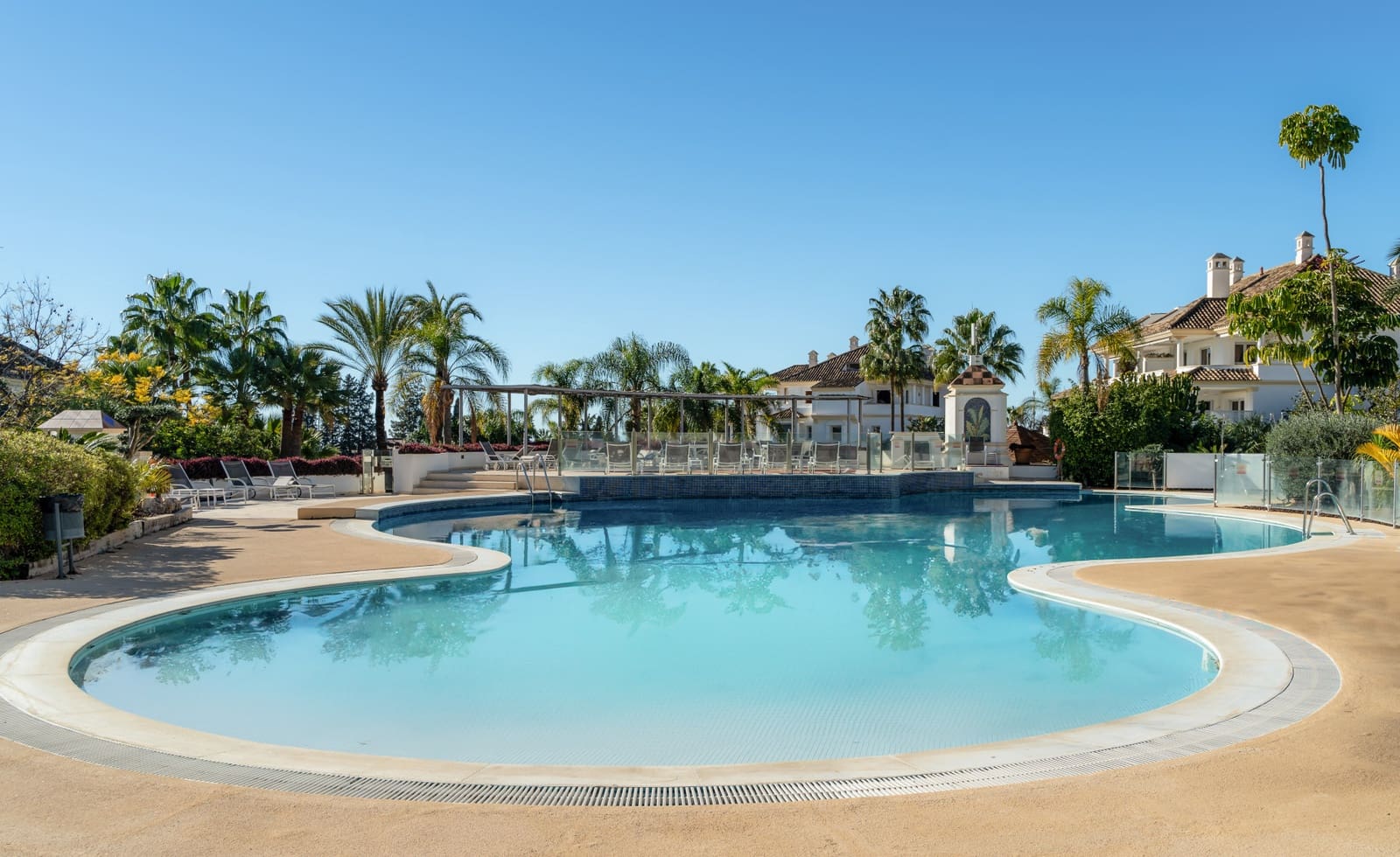 4 sypialnia Apartament na sprzedaż w Marbella z basenem - 2 500 000 € (Ref: 9990387)
