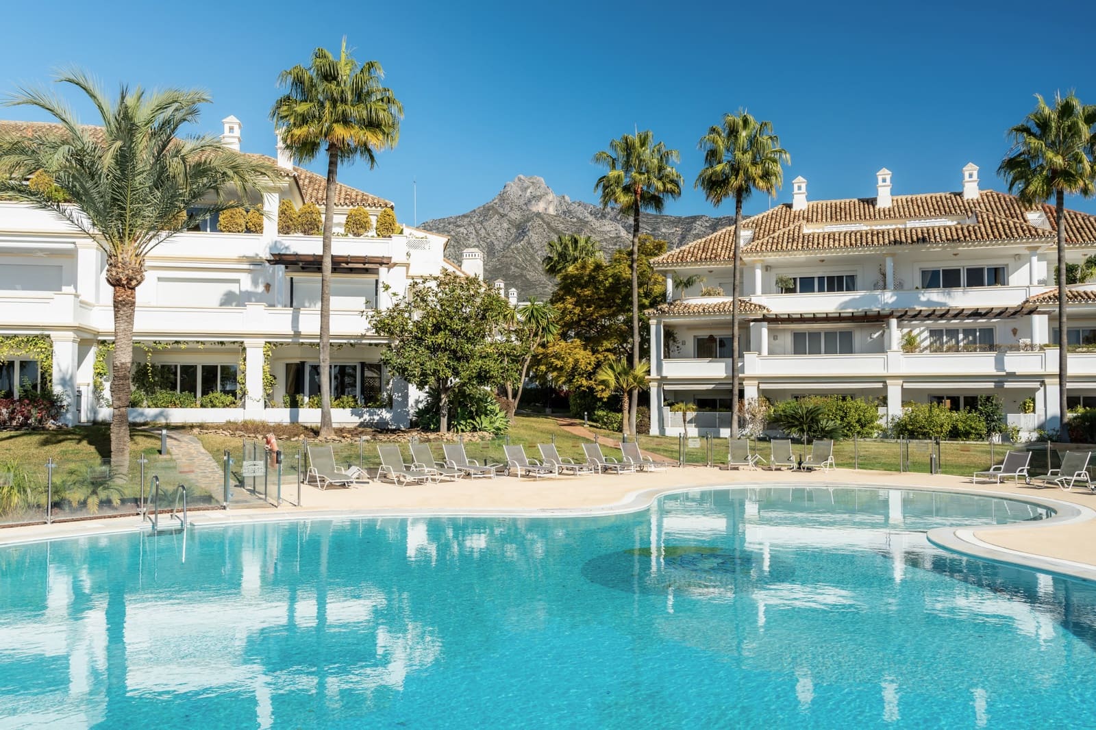 4 sypialnia Apartament na sprzedaż w Marbella z basenem - 2 500 000 € (Ref: 9990387)