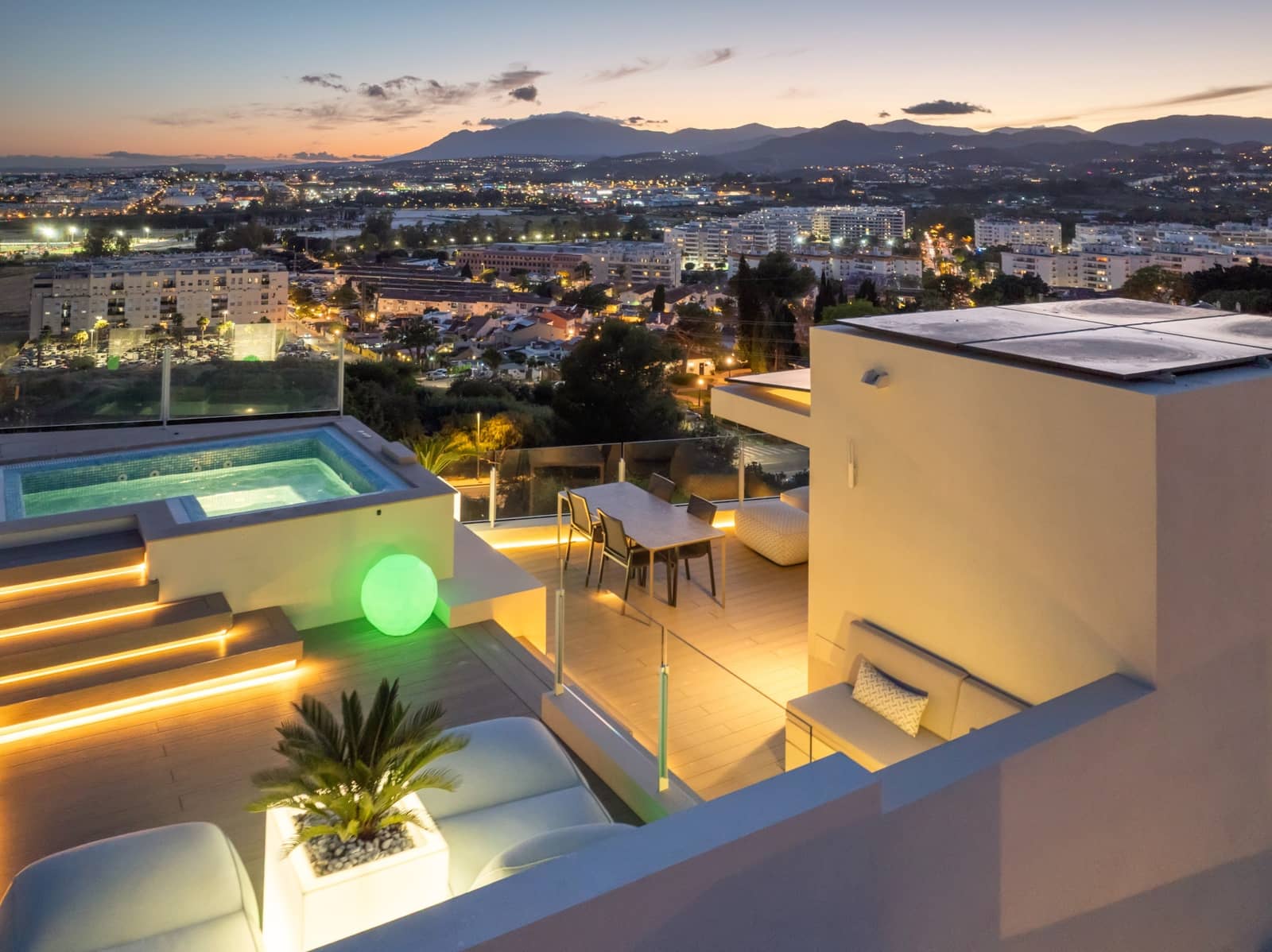 4 sovrum Villa till salu i Nueva Andalucia med pool garage - 2 775 000 € (Ref: 9993925)