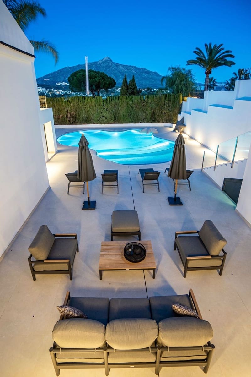 4 soverom Villa til salgs i Nueva Andalucia med garasje - € 3 300 000 (Ref: 9996773)