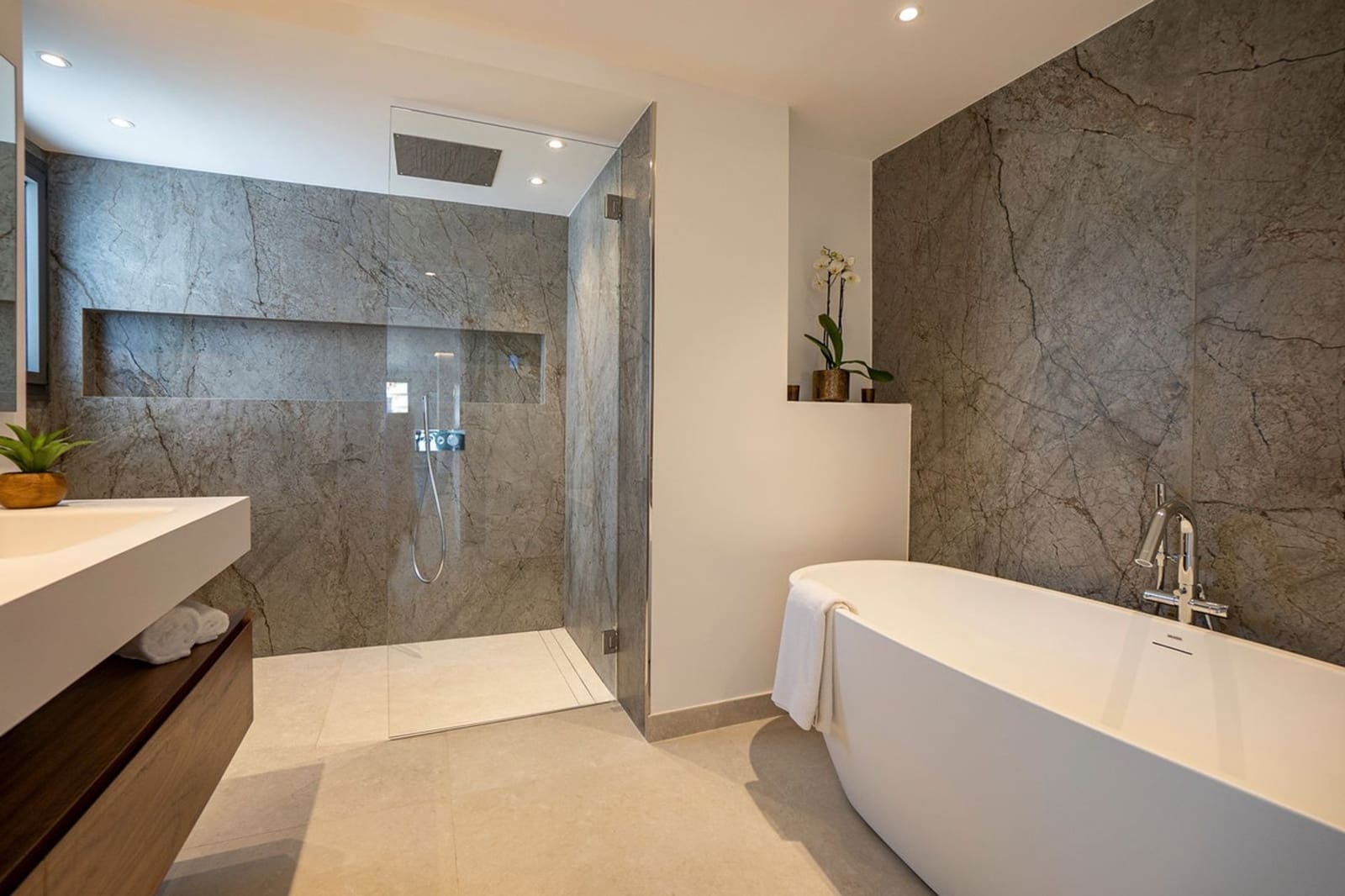 4 soverom Villa til salgs i Nueva Andalucia med garasje - € 3 300 000 (Ref: 9996773)