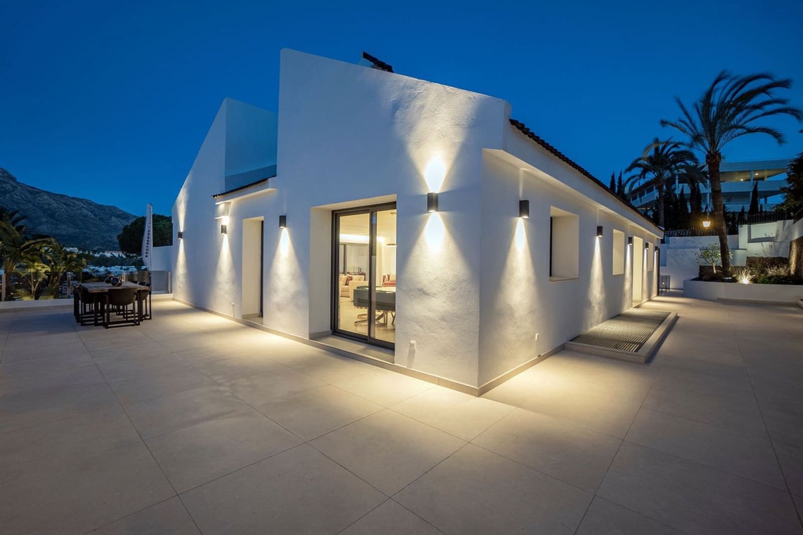 4 soverom Villa til salgs i Nueva Andalucia med garasje - € 3 300 000 (Ref: 9996773)