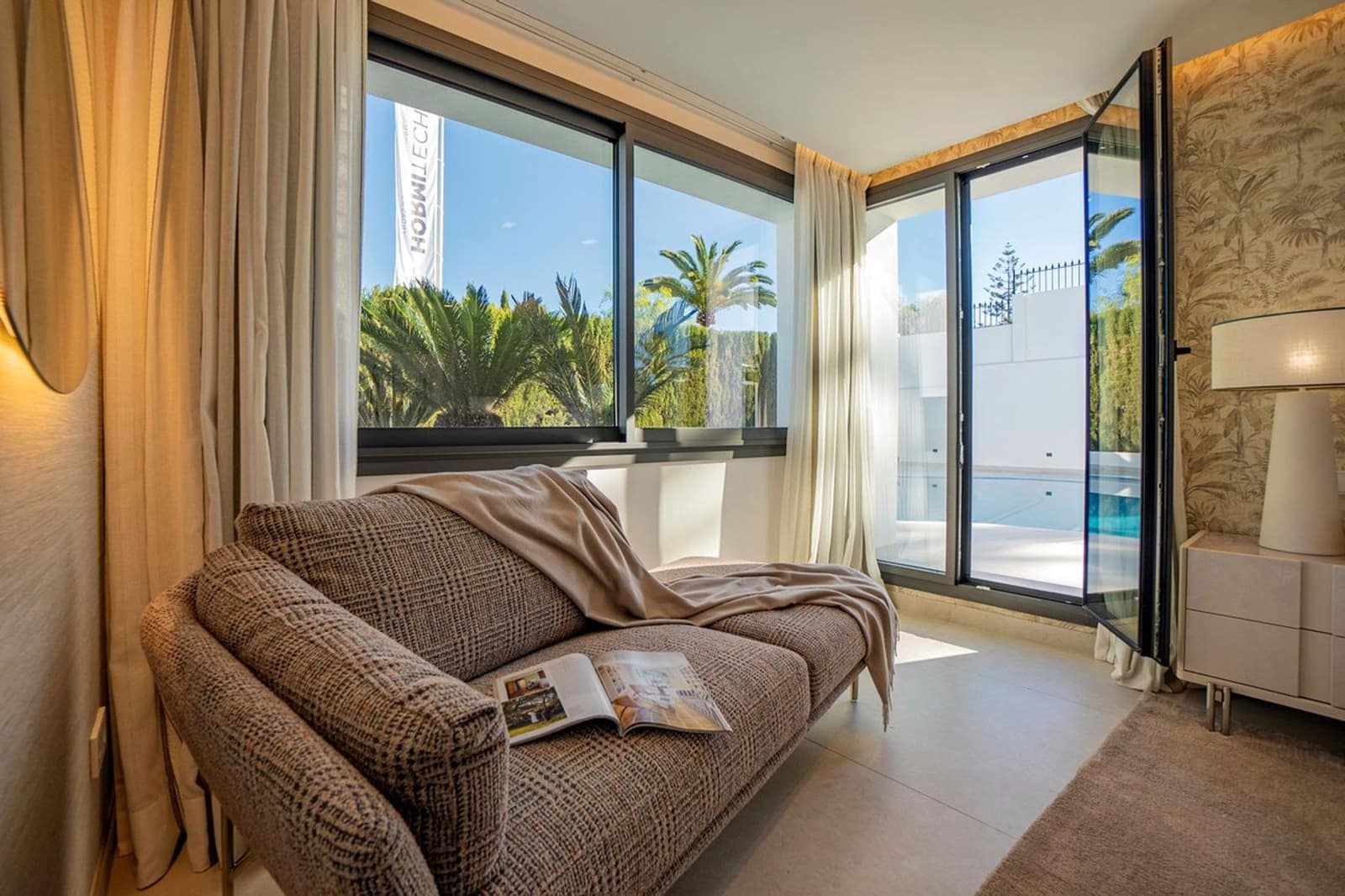 4 soverom Villa til salgs i Nueva Andalucia med garasje - € 3 300 000 (Ref: 9996773)