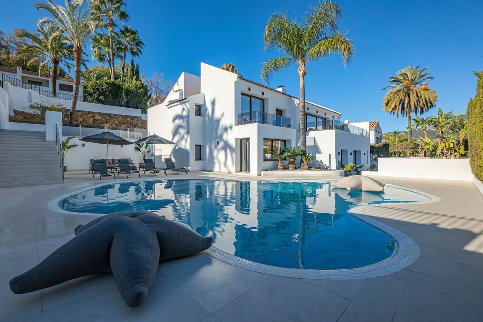4 soverom Villa til salgs i Nueva Andalucia med garasje - € 3 300 000 (Ref: 9996773)