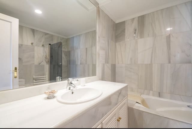 3 sypialnia Penthouse na sprzedaż w Marbella z basenem garażem - 1 650 000 € (Ref: 9998440)