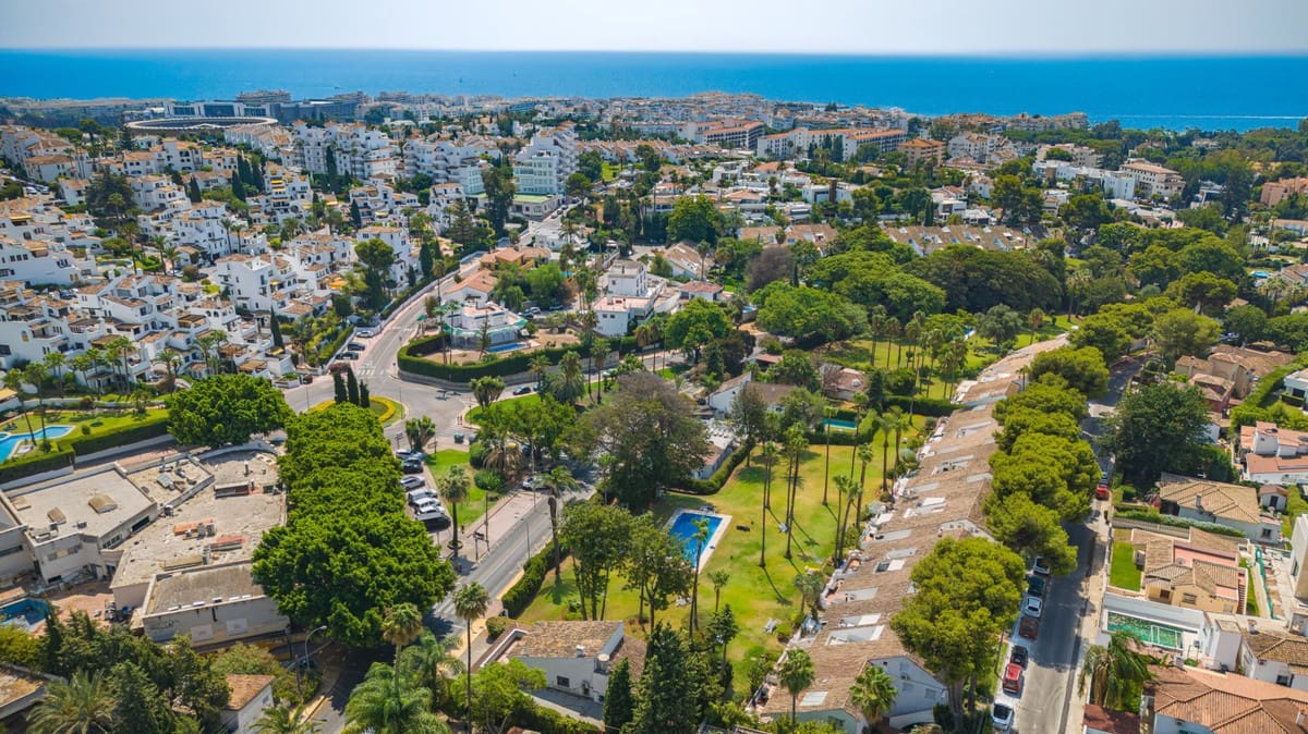 Chalet de 2 habitaciones en Nueva Andalucia en venta con piscina garaje - 1.375.000 € (Ref: 9998445)