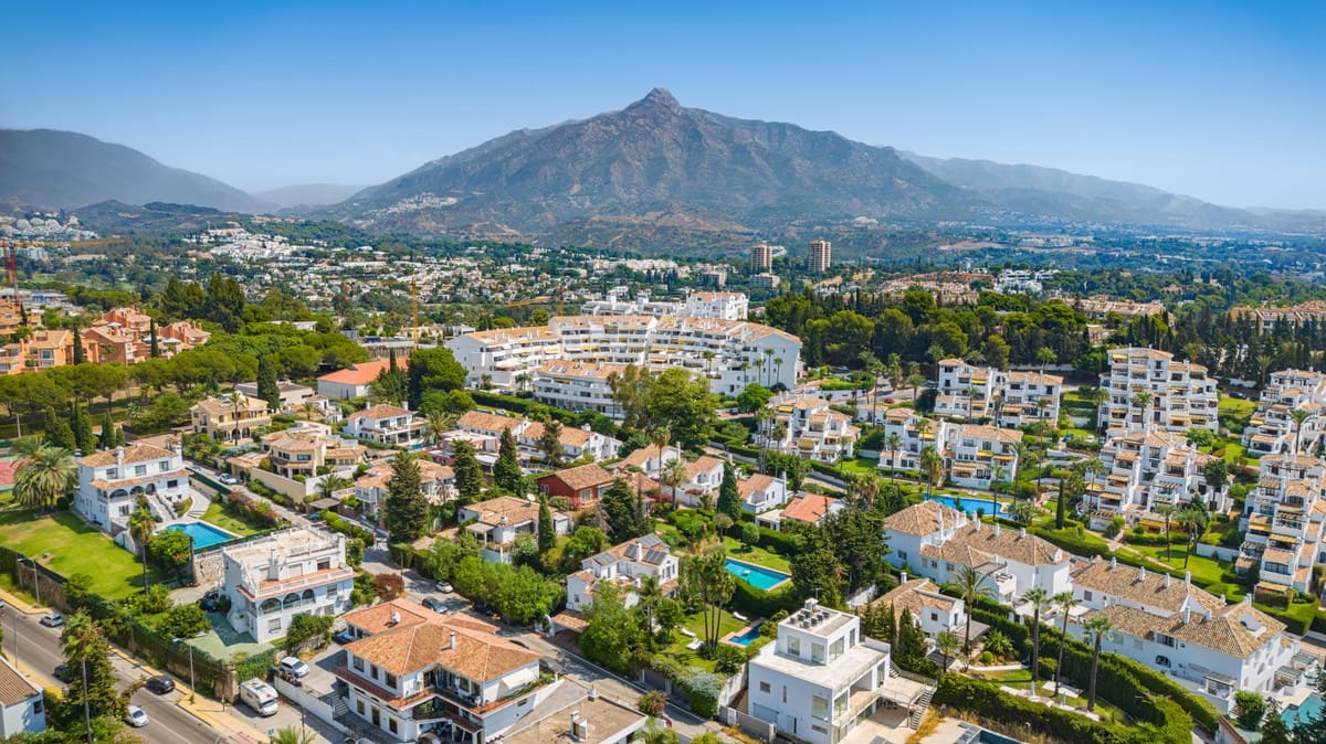 Chalet de 2 habitaciones en Nueva Andalucia en venta con piscina garaje - 1.375.000 € (Ref: 9998445)