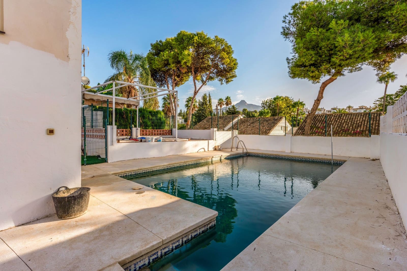 2 chambre Villa/Maison à vendre à Nueva Andalucia avec piscine garage - 1 375 000 € (Ref: 9998445)