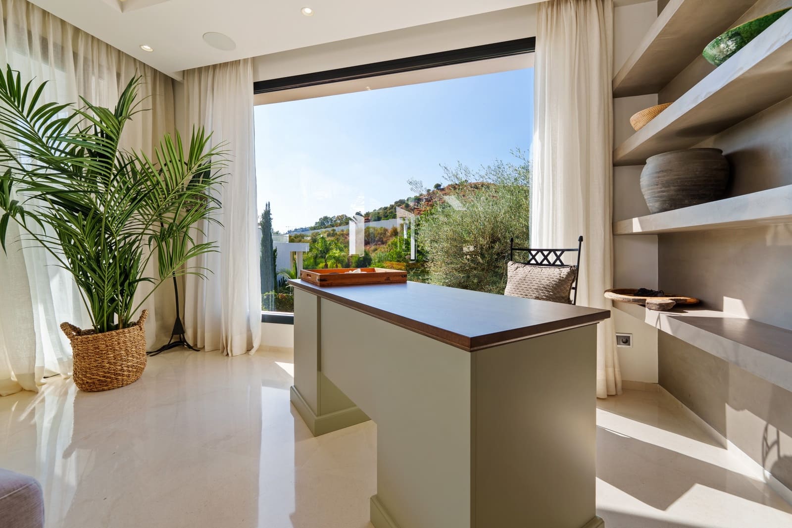 6 bedroom Villa for sale in Nueva Andalucia with pool garage - € 3,895,000 (Ref: 9999560)