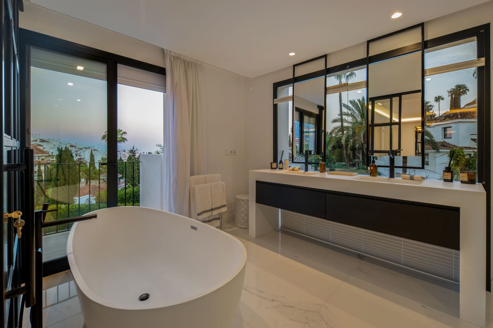 5 soveværelse Villa til salg i Nueva Andalucia med swimmingpool garage - € 3.800.000 (Ref: 9999561)
