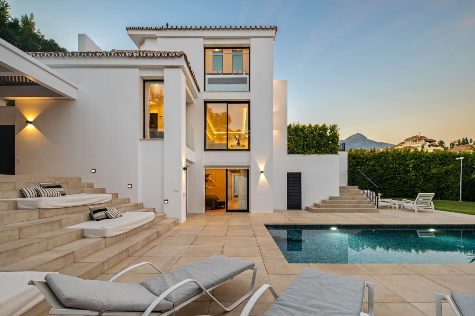 5 soveværelse Villa til salg i Nueva Andalucia med swimmingpool garage - € 3.800.000 (Ref: 9999561)