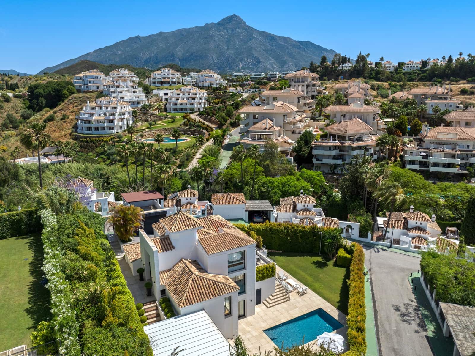 5 soveværelse Villa til salg i Nueva Andalucia med swimmingpool garage - € 3.800.000 (Ref: 9999561)