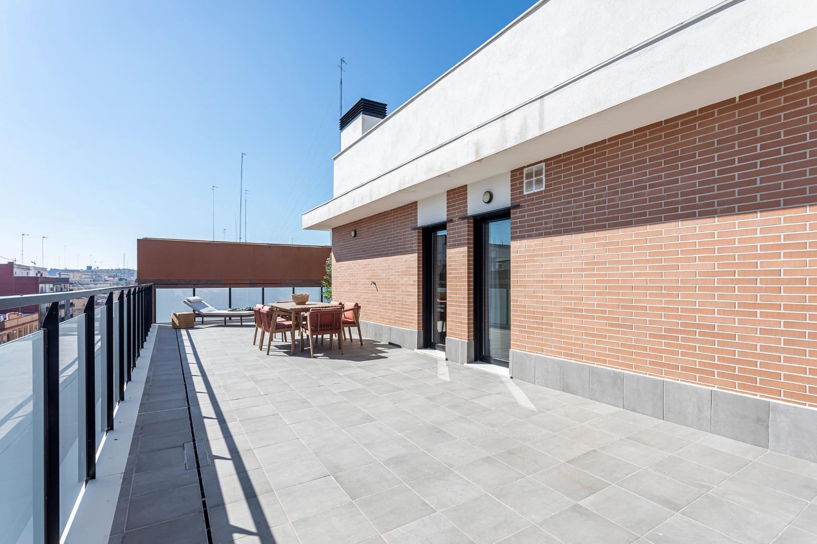 2 bedroom Penthouse for sale in Valencia city with garage - € 440,000 (Ref: 9674296)