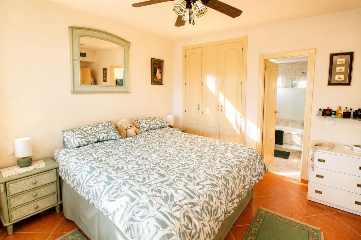 2 soverom Leilighet til salgs i Nueva Andalucia med svømmebasseng - € 475 000 (Ref: 10001180)